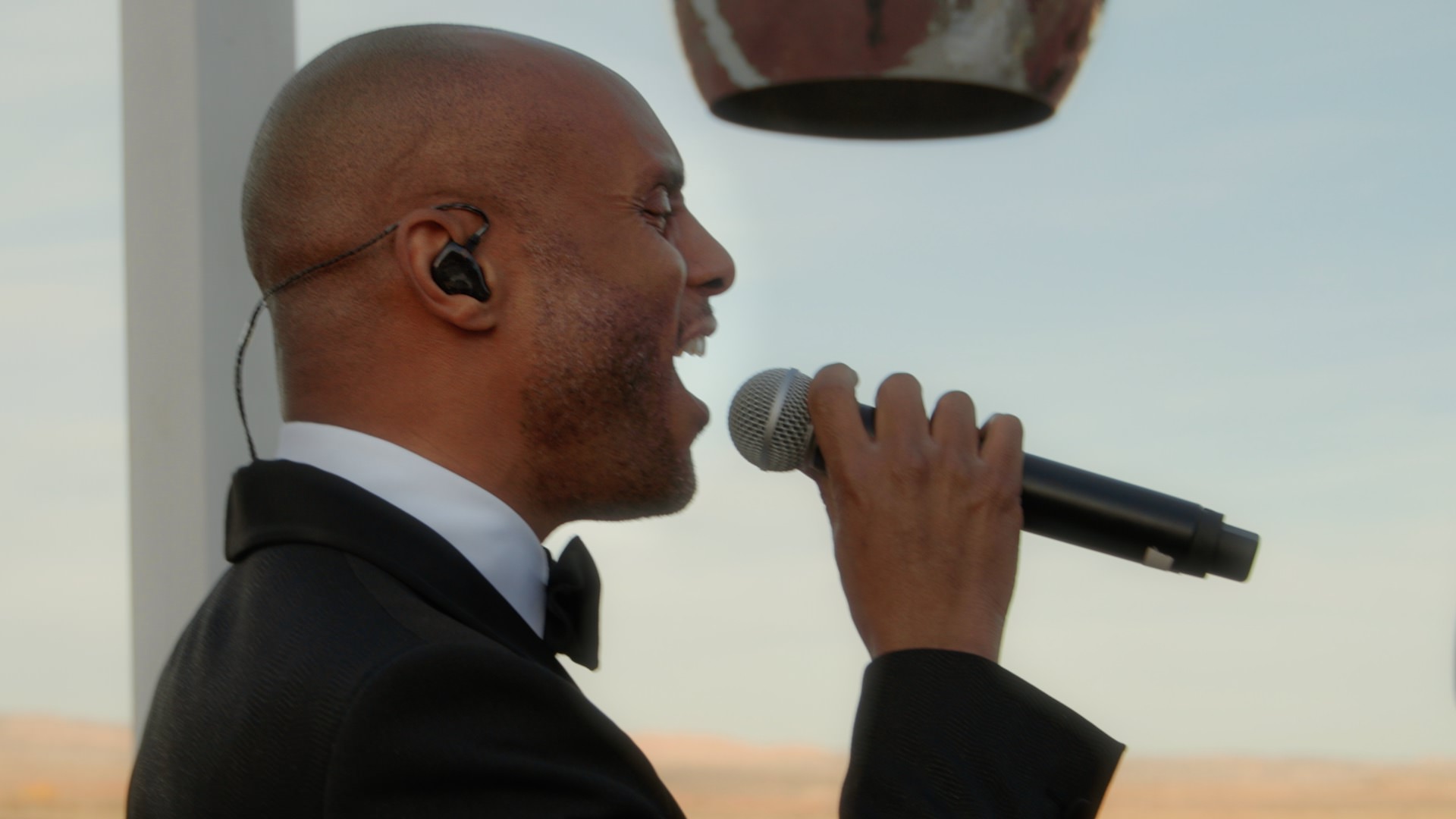 kenny lattimore singing at the red earth venue